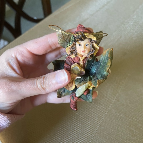 Little girl fairy  sitting in leaves ornament - Picture 4 of 5